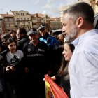 Abascal se hace una foto con una joven al bajar de la furgoneta con la que ha recorrido 8.000 kilómetros por la Comunidad.