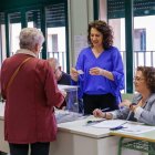 Imagen de archivo de una mujer votando en un colegio electoral.