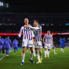 Latasa, importante desde la suplencia, junto con Alejo; detrás Hugo San, inesperado autor del centro del 3-2.
