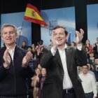 El presidente nacional del PP, Alberto Núñez Feijóo, y el candidato a la reelección como presidente de la Junta, Alfonso Fernández Mañueco, durante el acto de fin de campaña del PPCyL en Valladolid
