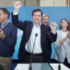 El candidato del PP a la Presidencia de la Junta de Castilla y León, Alfonso Fernández Mañueco, celebra la victoria electoral en Salamanca