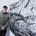 Fernando Palacios junto a una de sus obras, en La Maleta.