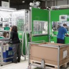 Varios trabajadores en una fábrica en Valladolid, en una imagen de archivo