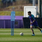David Torres, con el balón durante el entrenamiento del martes.
