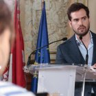 El concejal de Personas Mayores, Rodrigo Nieto, en la presentación del nuevo protocolo