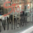 Pintada de 'Stop Inmigración' que ha aparecido esta mañana en una oficina de extranjería de Cardenal Cisneros