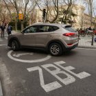 Un coche en el interior del perímetro de la Zona de Bajas Emisiones.
