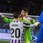 Aceves se abraza con Chuki tras la victoria ante el Leganés.