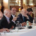 Jesús Julio Carnero en la reunión de la Mesa de la Automoción