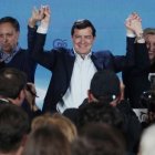 El líder del Partido Popular, Alfonso Fernández Mañueco, celebra la victoria en la noche electoral