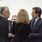 Carlos Pollán y Alfonso Fernández Mañueco conversan en el acto de investidura del presidente de Portugal como doctor 'honoris causa' en la Universidad de Salamanca