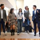 Carlos Martínez Mínguez y su equipo en los pasillos de las Cortes de Castilla y León