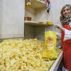 Jimena Acero, tercera generación al frente del negocio, junto a su hermano Rodrigo, rellena una de las características bolsas de patatas Eloy Acero.