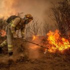 Un brigadista durante las labores de extinción de un incendio, imagen de archivo