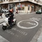 Una moto y un coche circulan por una de las calles de la Zona de Bajas Emisiones de Valladolid.