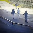 Momento de la grabación en la que se ve al menor (de blanco) ya las dos chicas, una a su lado y otra detrás, en el momento de la huida.