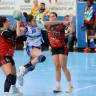 Sandra Monteagudo lanza a portería ante la oposición de dos rivales.