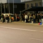 Asistentes a la rave en la calle tras el desalojo.