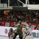Dibba se sube encima de Ordóñez en una acción ofensiva del caja 87 ante el UEMC CBCV.