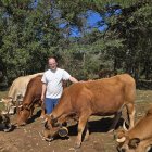 Unai López Rodríguez tiene un centenar de vacas.