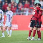 Juric y Erlien se retiran tras el final del partido mientras dos rivales se abrazan.