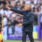 Fran Escribá da indicaciones en el partido ante el Burgos.