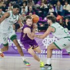 Isaac Haney esconde el balón ante Córdoba en Pisuerga.