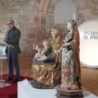 El secretario general de La Fundación Las Edades del Hombre, José Enrique Martín, presenta las piezas de las localidades de la provincia restauradas en 2025 en el Centro de Conservación y Restauración de Las Edades del Hombre.