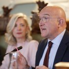 Jesús Julio Carnero en primer plano junto a Irene Carvajal