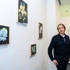 Fernando Guijar junto a varias de sus obras en la Galería Javier Silva
