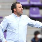 Sergio González da indicaciones durante su etapa como entrenador del Real Valladolid.