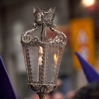 La luz de los faroles guía las procesiones de las cofradías más antiguas de Valladolid, símbolo de una tradición que se remonta siglos atrás