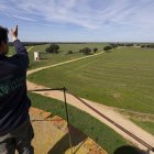 Antonio Miranda señala los terrenos del proyecto fotovoltaico junto a ‘Las Cortas de Blas’.