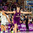 Haney celebra un triple durante el último partido ante Córdoba.