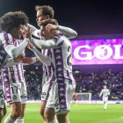 Peter, Biuk y Latasa celebran junto a Chuki el gol del vallisoletano ante el Cádiz.