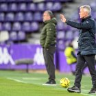 Fran Escribá da indicaciones ante el Cádiz.