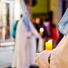 El silencio y la luz de las velas muestran la vivencia íntima de la fe, más cercana al concepto de hermandad