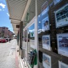 Anuncios de venta y alquiler de viviendas en una inmobiliaria de Parquesol.