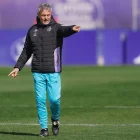 Fran Escribá realiza una indicación durante un entrenamiento.