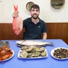 Alberto, uno de los trabajadores del Café Bar Villa del Prado, posa junto algunos de los platos más representativos del neogico.
