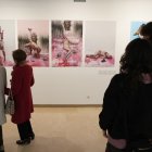 Visitantes en la exposición de Nacho Hernández.