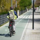 Un ciclista por el carril bici de Isabel la Católica en Valladolid.