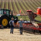 Dos personas observan la maquinaría expuesta durante la última edición de la fería agrícola.