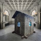 Una imagen de la instalación en el pórtico del Museo.