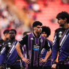 Jugadores blanquivioleta serios tras la derrota en León.