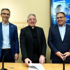 El vicario general de la Archidiócesis de Valladolid, Jesús Fernández Lubiano, el ecónomo diocesano Óscar Agüera, y el director de Cáritas Diocesana de Valladolid, Guenther E. Boelhoff, ofrecen una rueda de prensa con motivo del inicio de la campaña de la Renta y la próxima parada de la ‘Línea 105 Xtantos’.