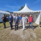 Momento de la inauguración de la Feria del salmón de 2025 con las autoridades de Cornellana al frente.