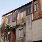 Varias palomas posadas en el tejado del edificio donde han anidado.