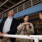 Carnero mira la cubierta de Pisuerga junto a integrantes del equipo técnico que dirige la obra.