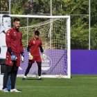 Guilherme, en primer plano, y Aceves, durante un entrenamiento del Real Valladolid.